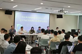 助力青年人才安居乐业，郑州市房管局联合市房协开展政策宣讲图片