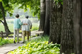 男子辞职照顾妈妈4年却被质疑啃老？网友纷纷力挺丨有话聊图片