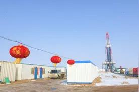 “中国红”相伴“石油红”新疆玛湖油田生产现场年味浓图片