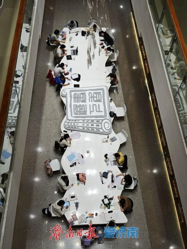 阴雨催热“图书馆游” 历下区图书馆国庆假期成市民“打卡地”​​