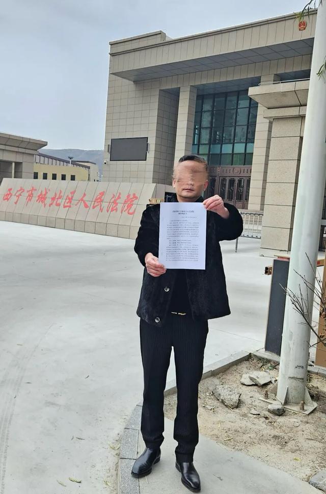 母亲派出所里遭民警责骂，男子插话后被拖进女厕群殴：涉案民警获刑8个月，两名辅警缓刑