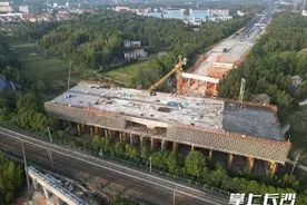 醴娄高速公路项目新进展：跨沪昆铁路转体桥即将实现“空中转体”图片