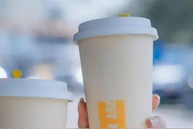 秋天，第一杯奶茶图片