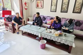 眼瞅女子水中挣扎，海淀大爷纵身跳湖救人图片