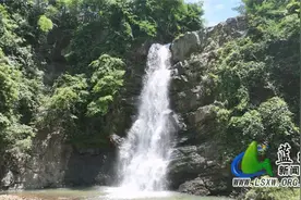 美丽蓝山：飞瀑激荡 壮美如画图片