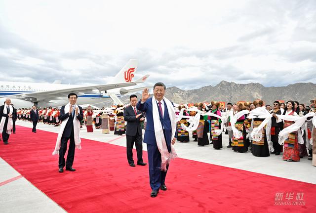 新华图讯丨习近平率中央代表团抵达拉萨出席西藏自治区成立60周年庆祝活动