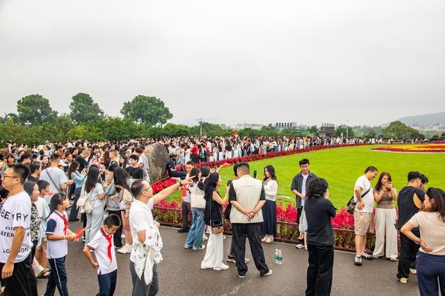 湖南长沙：假期橘子洲头持续“圈粉”