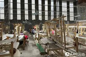 云南镇雄：流动织布机托举群众“就业梦”图片