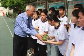 助残日里，爱心人士为市特殊教育学校学生送来美味西瓜图片