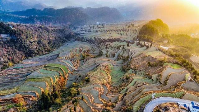 重庆酉阳：霜落梯田 晨景如画