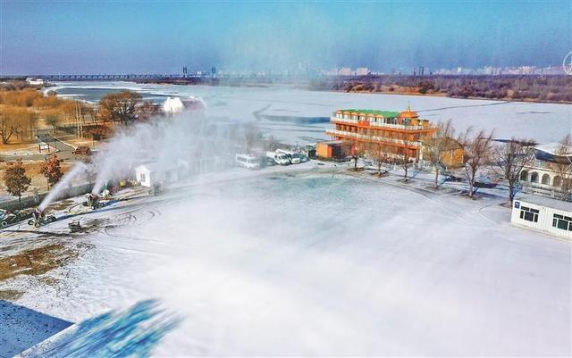 哈尔滨：江畔景区造雪忙