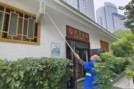 国庆“我”在岗|公厕服务“不打烊”，洁净卫生伴你行图片