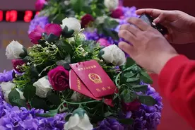 婚姻登记将“全国通办”，不用再“为爱奔波” | 新京报社论图片