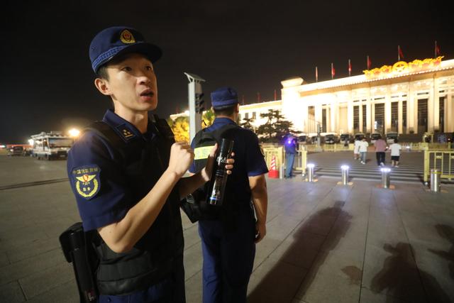 国庆升旗背后的“火焰蓝”
