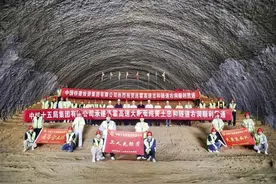 G30连霍高速公路忠和隧道右洞贯通图片