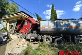 山东滨州：半挂车冲进路边岗亭 消防紧急救援图片