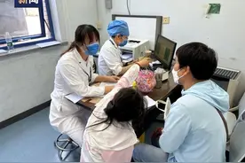 “糖果门诊”的“吴妈妈”，改变了无数孩子的命运图片