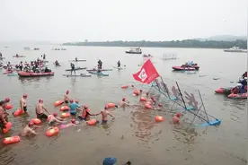 3000名游泳爱好者“泳”往直前 畅游湘江图片