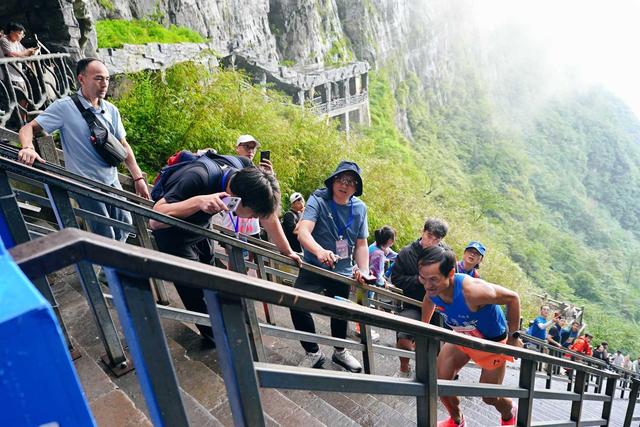 2025“冲顶天门”全国登山挑战赛40名精英选手在999天梯巅峰对决
