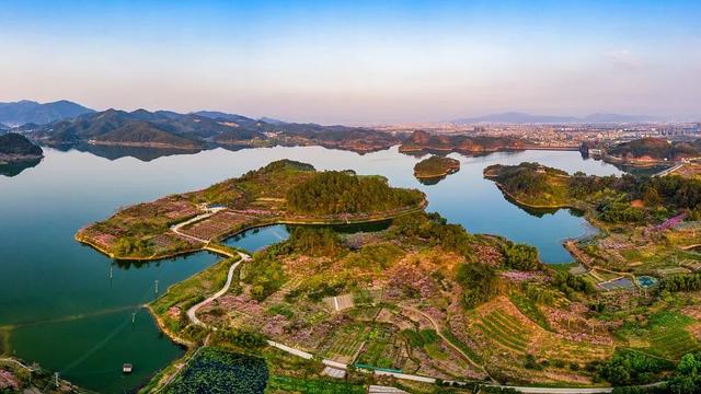 中国最魔幻的城市，“打包”全球