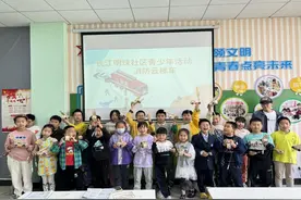 长江明珠社区开展消防安全教育活动，社工老师带领小朋友制作云梯消防车模型图片