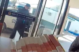 男子网购练功券欲拍短视频，结果被妻子误存银行……图片