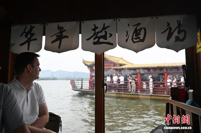 浙江杭州：民众游西湖享夏日时光