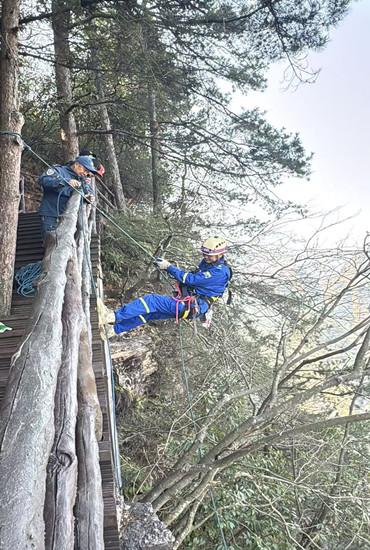 绝壁“蜘蛛侠”守护峰林秀色 武陵源蓝天救援队联合黄石寨景区悬崖保洁队悬崖清废获赞