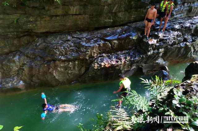 跳进19℃的夏天！贵州这座峡谷靠“悬崖跳水”火出圈