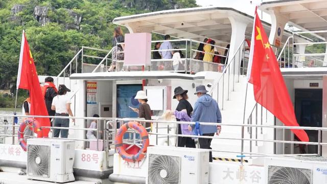 关岭花江大峡谷景区：双节旅游热 大桥引客来