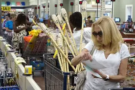 美国零售商备战“黑五”，经济风向标成色如何图片