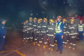 南川消防开展地下建筑夜间灭火救援实战演练图片