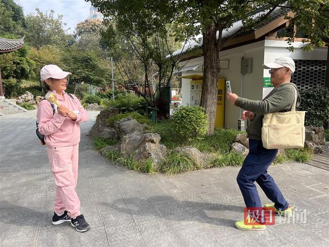 金秋映重阳，志愿暖龟山，武汉文旅志愿者爱心伴老添温情