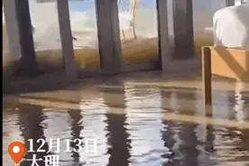 浪花汹涌直拍酒店门窗，倒灌客房！网友：真“海”景房图片