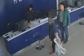 春节我在岗丨喂了一年的鸭 老人要把它送给民警图片
