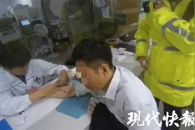 醉驾司机抽血怕到浑身颤抖，交警无奈现场安慰图片