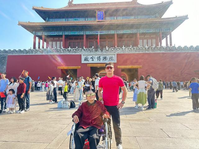 “90后”巴中小伙背患病母亲徒步8公里爬长城：“我的背就是她的腿！”