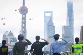五星红旗飘扬飞跃黄浦江！上海公安警用直升机巡飞献礼国庆图片