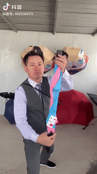 陷入债务困境后，他靠卖“奇葩”伞盘活一个厂图片