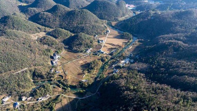 鹤峰县燕子镇：冬暖董家入画屏