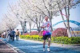 浙江杭州：“樱花跑道”引客来图片