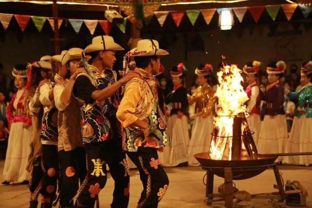 【冬季暖阳 凉山不凉】一湖碧水映云天，摩梭风情醉心间