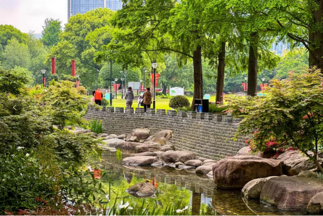 上海市中心又一公园拆除围墙！内藏明城墙和宝藏机位！怎么还有个“灶披间”？