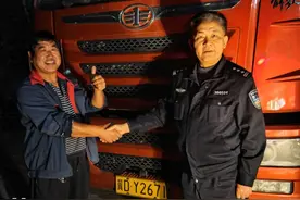 “重庆人真好！”大货车司机千里来渝深夜迷路 重庆民警开车带路图片