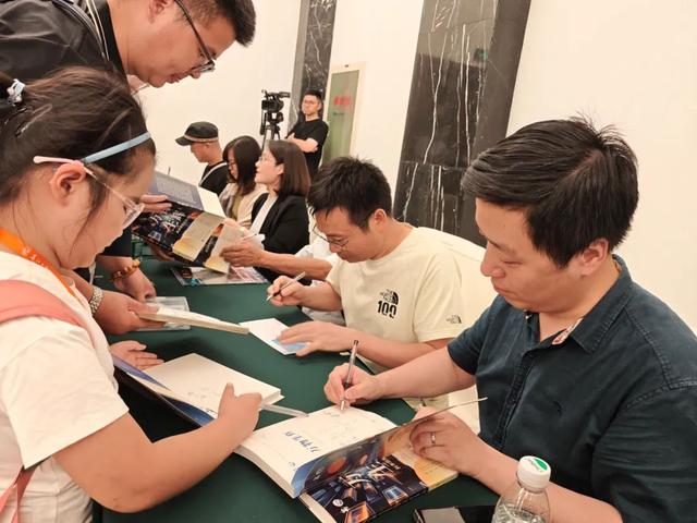 《万物生辉》系列新书发布暨分享对谈活动顺利举行