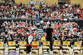 互诉衷肠，共庆夺冠！浙江广厦男篮昨日带着冠军宝鼎回杭，与球迷一起“放飞”图片