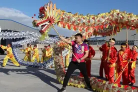 民俗中的龙丨龙头动，龙身起，节日“舞龙”祈求五谷丰登图片