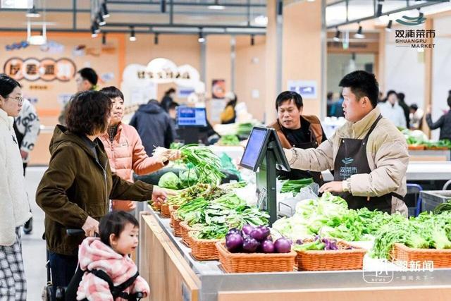 当年轻人开始“接管”菜场，会发生什么？美院研究生卖包子成“排队王”