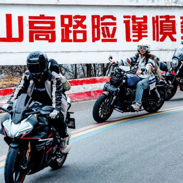 云端有座彩虹桥！嵩县白云山这条 “多巴胺天桥”，谁走谁心动！