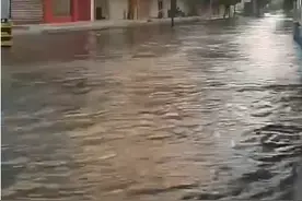 广西北海大量海水倒灌街道，市民称“水深至膝盖”，专家释疑图片
